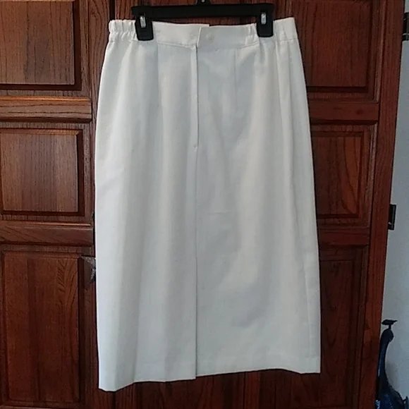Gently worn Women's white skirt - Picture 3 of 3